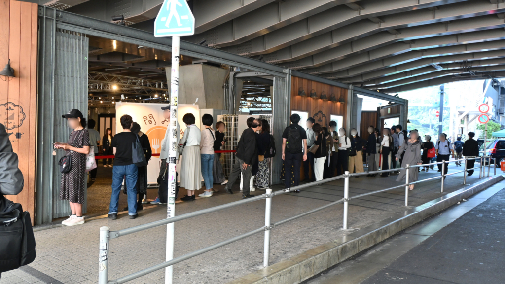 イベント入口に並ぶ人の画像