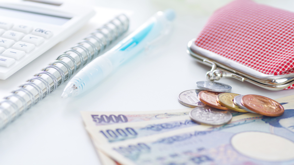 お金と電卓の画像