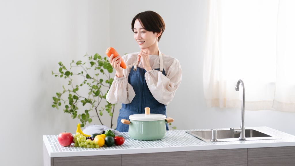 キッチンで野菜を持っている画像