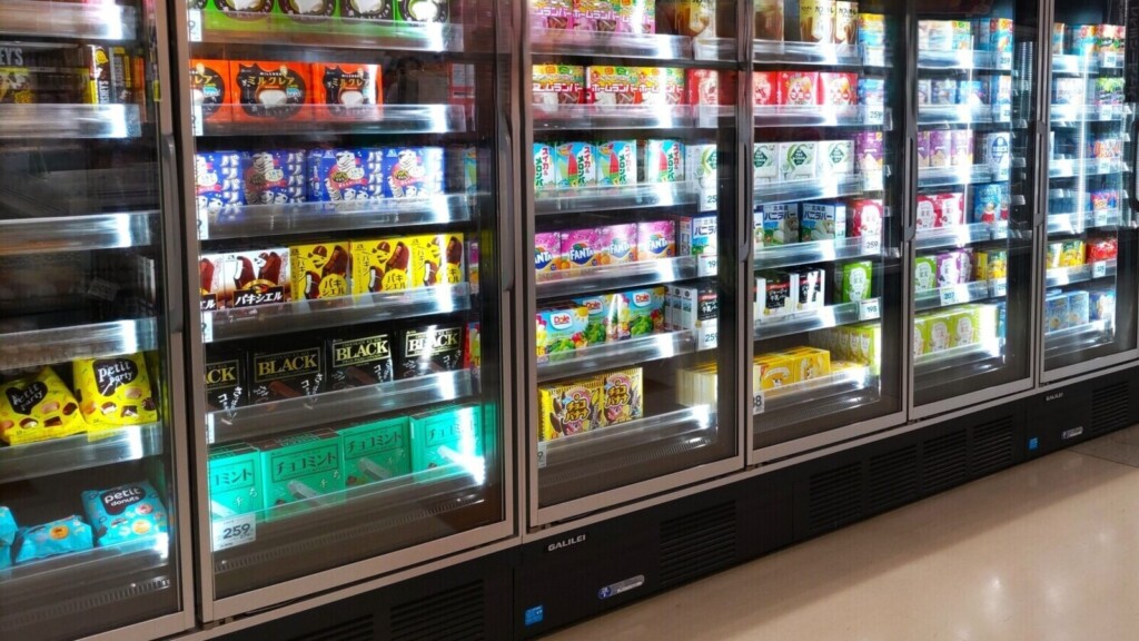 スーパーの冷凍コーナーの画像