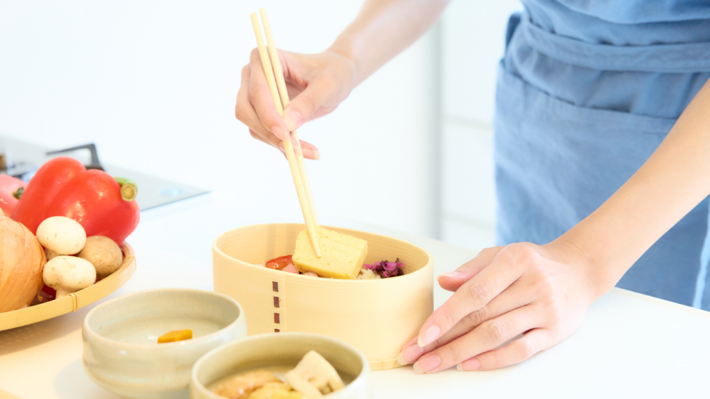 お弁当を詰めている画像