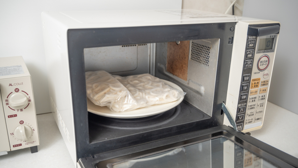 電子レンジに入れた冷凍うどんの画像