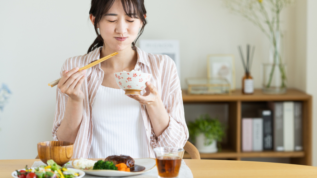 ご飯を食べている画像