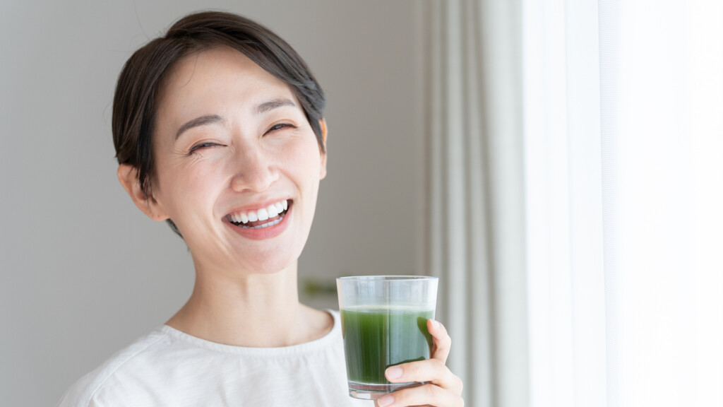 青汁を飲むミドル女性の画像