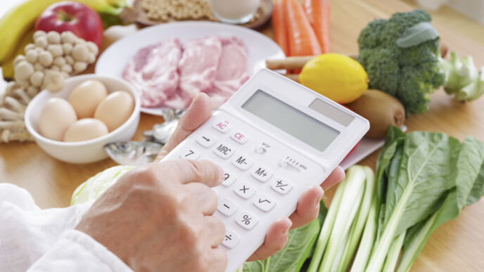 食材と電卓の画像