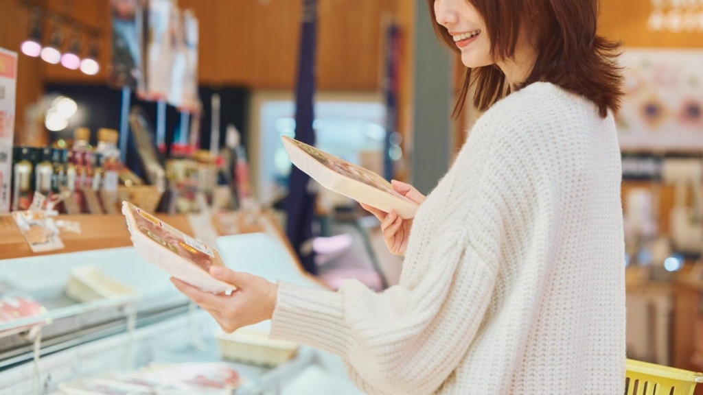 スーパーで食材を選んでいる画像