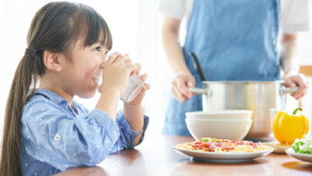 こどもがご飯を食べている画像