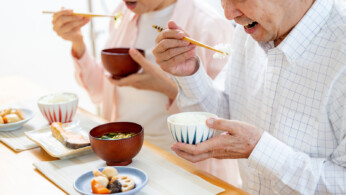 高齢者が食事をしている画像