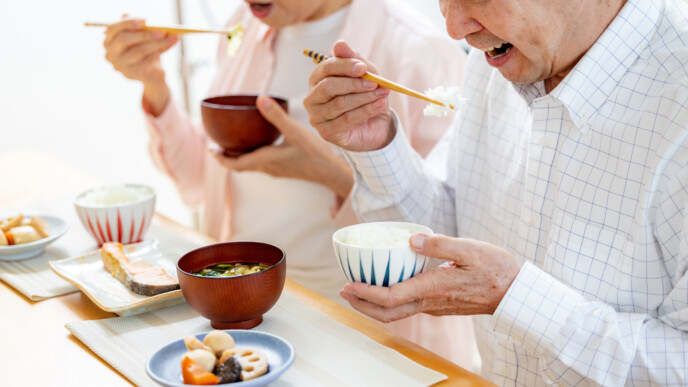 高齢者が食事をしている画像