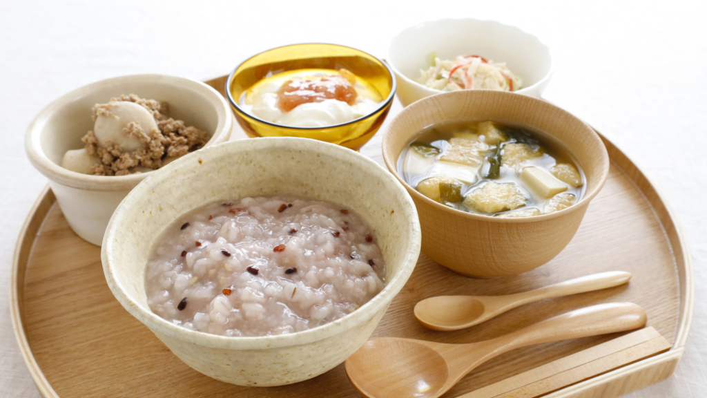 お盆に乗ったご飯の画像