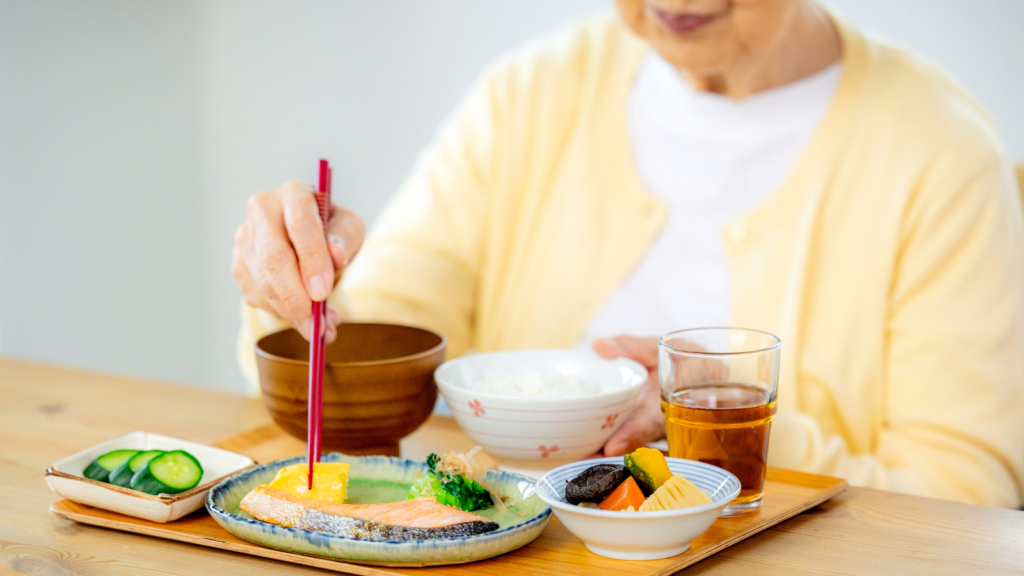 高齢者が食事をしている画像