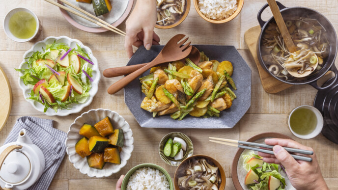 食卓に並ぶ料理の画像